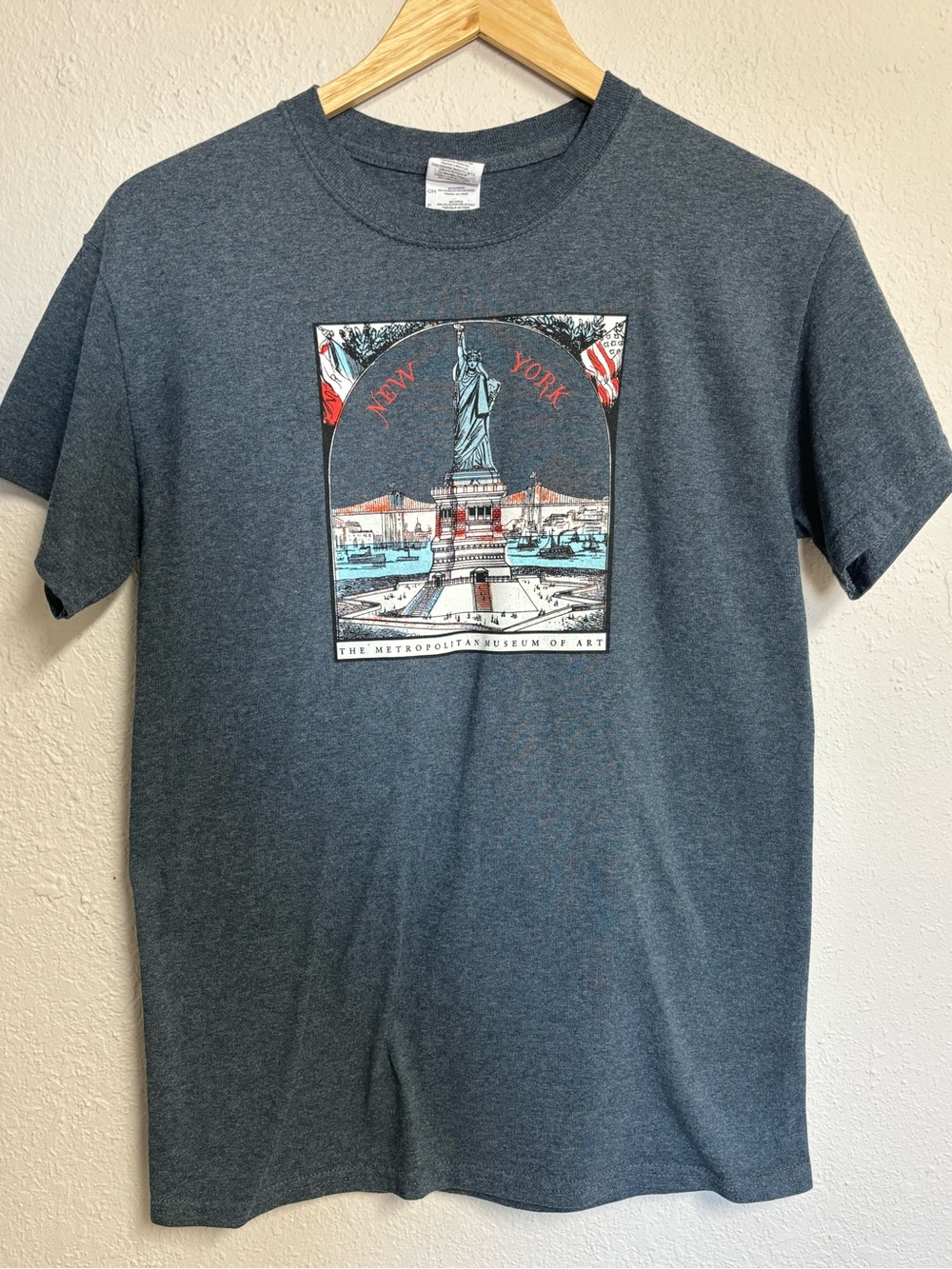 Metropolitan Museum of Art NYC Statue of Liberty Shirt S